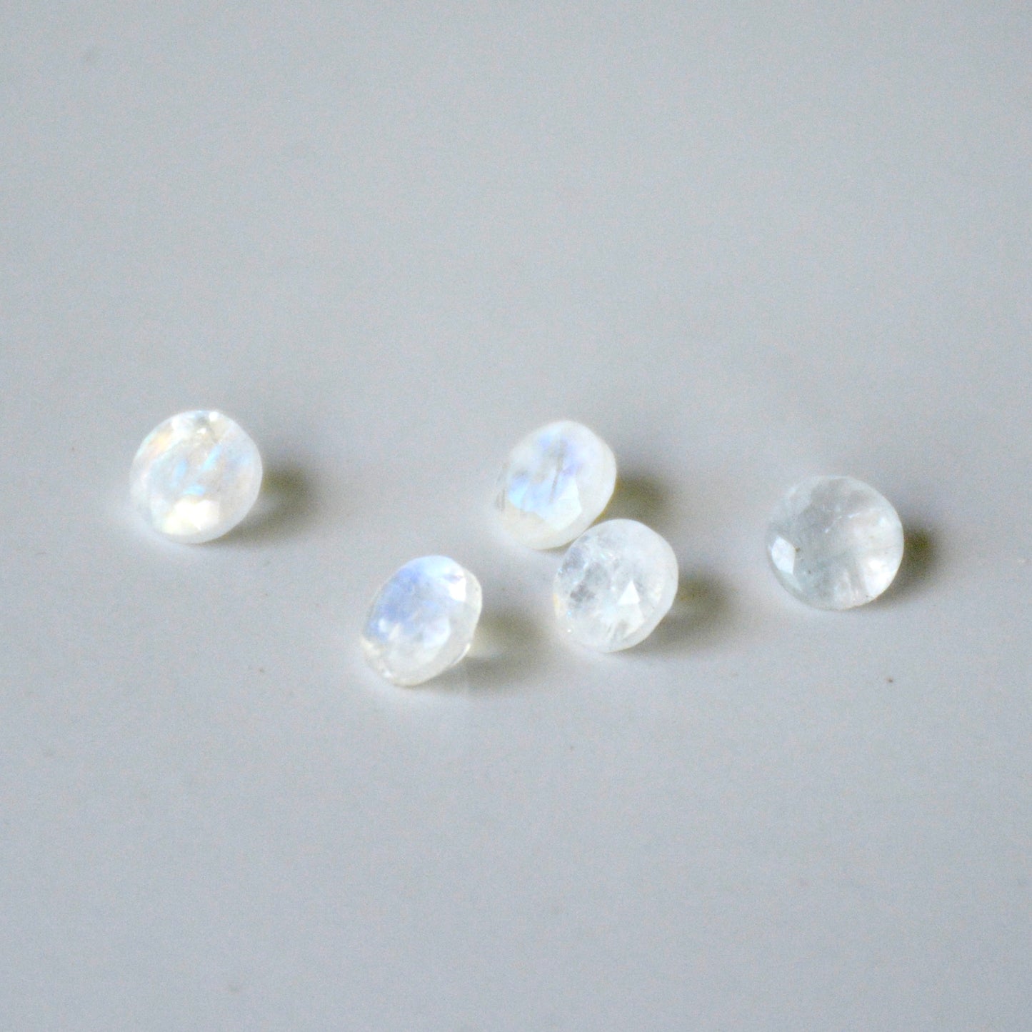 Regenboog maansteen | Facet rond | 5 mm